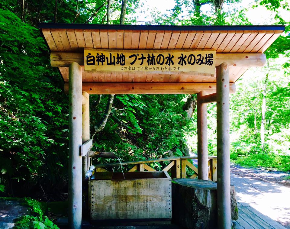 青森県最高峰の岩木山と日本初世界自然遺産の白神山地を望む　